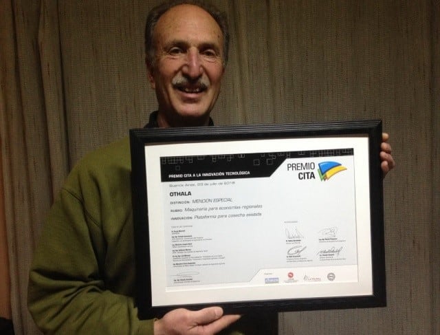 Sergio Garbi, el ideólogo del proyecto, recibiendo uno de los premios.