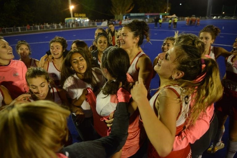 Las chicas de la U, con un merecido festejo.