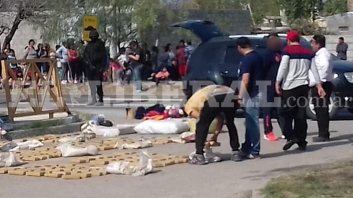 La policía detuvo a los dos hombres y secuestró la gran cantidad de droga que llevaban.