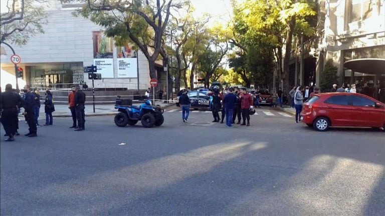 El momento en el que la Policía realizaba las pesquisas en la zona del asesinato. Imagen de archivo