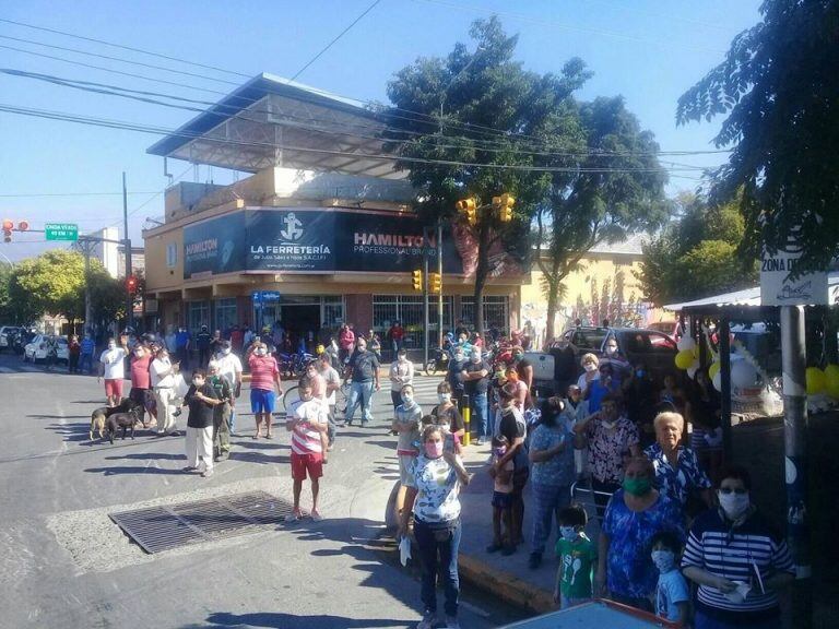 La imagen de la Virgen del Valle recorre las calles de la capital catamarqueña.