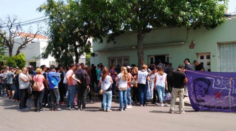 Los manifestantes frente a la Secretaría de Trabajo (Vía Santa Rosa)