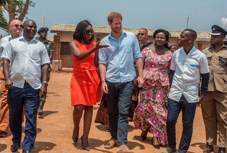 Meghan Markle y el Príncipe Harry en Ciudad del Cabo. Foto: AMOS GUMULIRA / AFP)