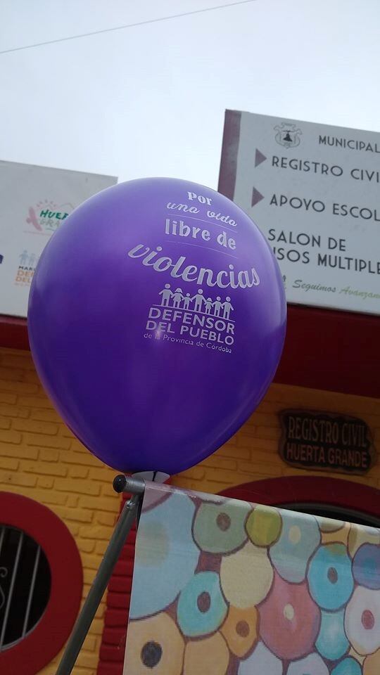 Globo violeta con la leyenda "Por una vida libre de violencias".