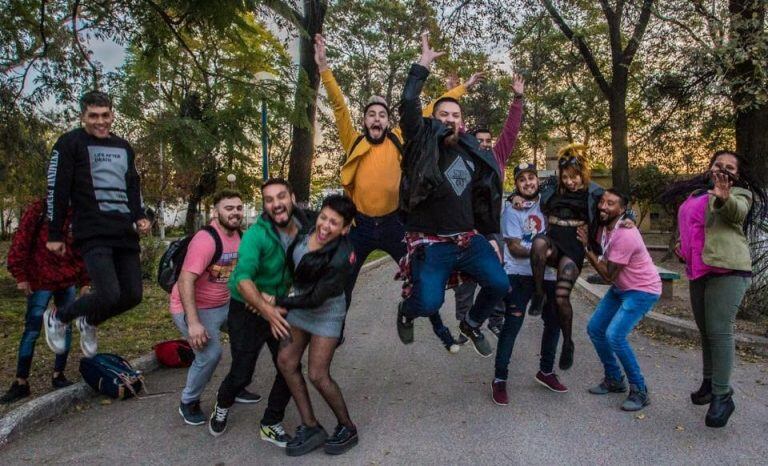 Los estudiantes de barbería y peluquería de Studio 86. escuela de emprendedores, les cortaron el pelo y embellecieron a los abuelos del Padre Lamónaca.