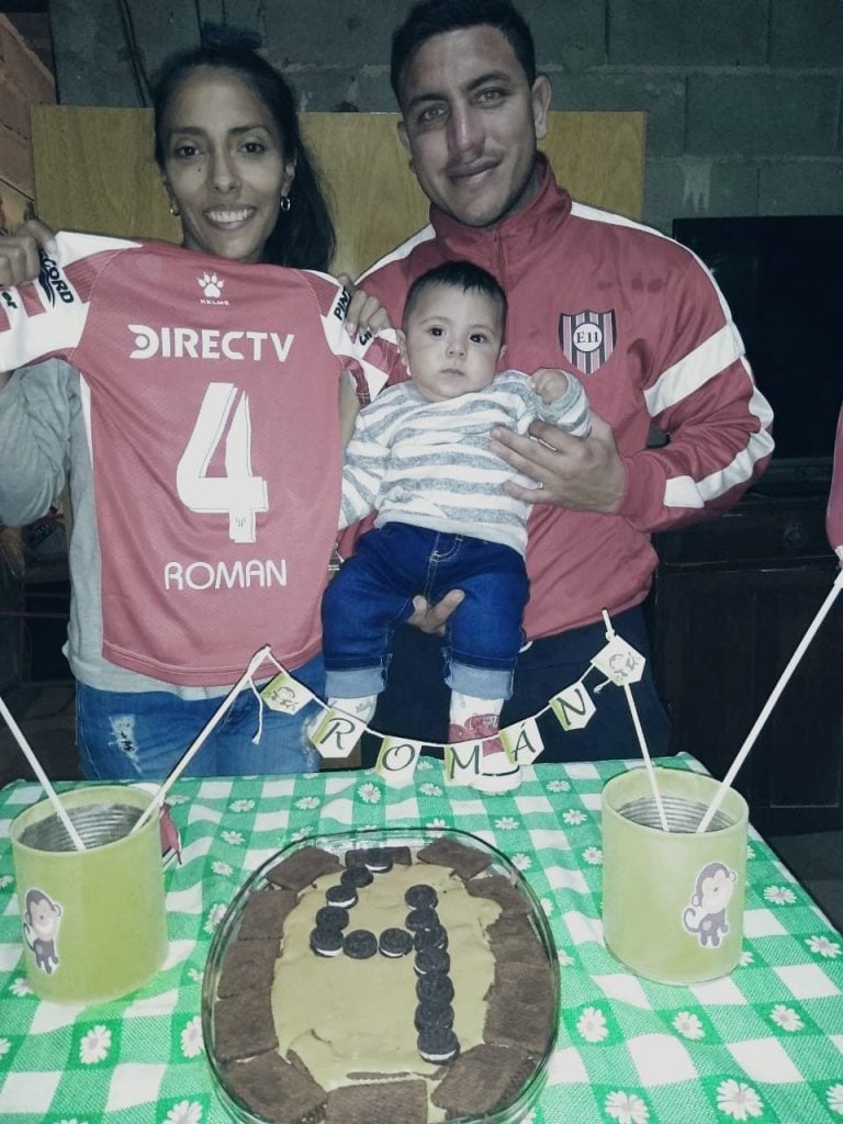 Los Carrizo León, con el pequeño Román. El nombre no es tributo a Riquelme...