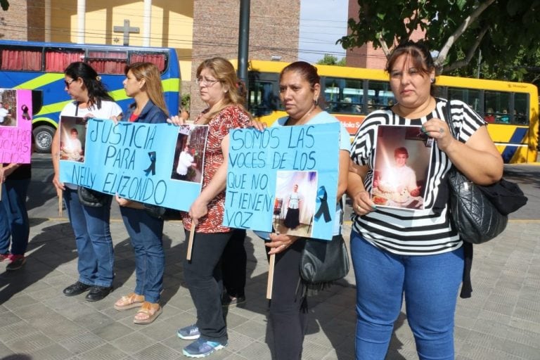 Vecinos también se sumaron a la marcha para pedir justicia por Nelly.