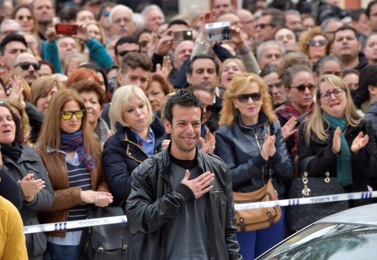 El padre de Gabriel Cruz acompaña el féretro a la entrada de la Catedral de Almería.