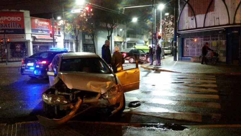 El choque ocurrió con el asfalto mojado en la esquina de Mendoza y Alsina. (@pckassabian)