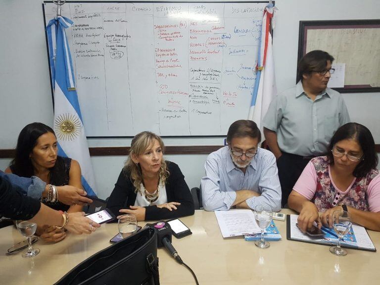 Conferencia de prensa de las autoridades del Ministerio de Salud de la provincia.