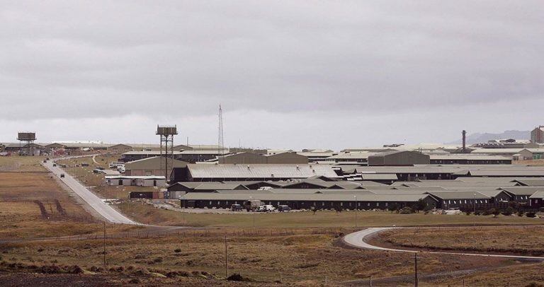 El Complejo militar de Mount Pleasant, unido con la capital de las Malvinas por el camino principal del archipiélago, que a la vez lleva a comunidades como Darwin y Goose Green.