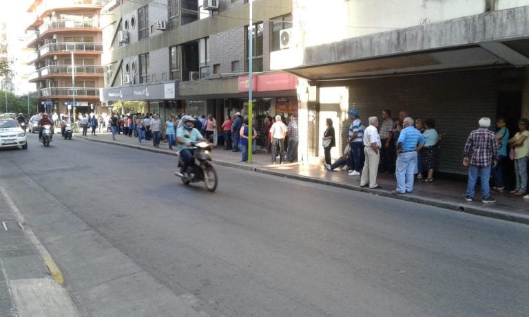 Largas filas en las entidades bancarias de Tucumán.