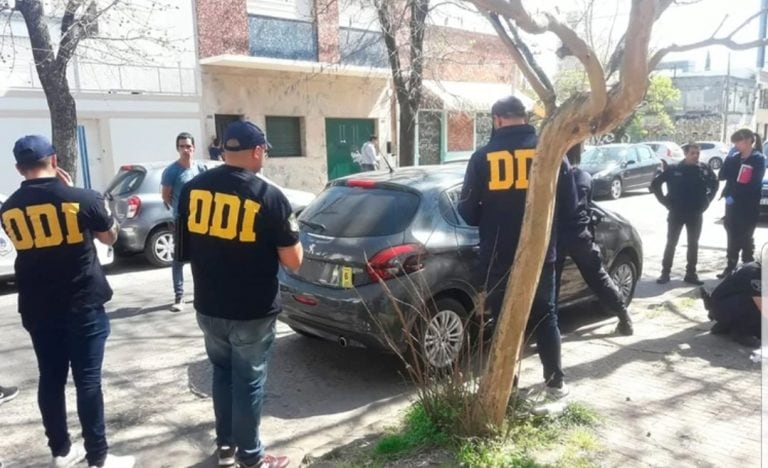 Peugeot 208 gris, el vehiculo utilizado por los delincuentes (web).