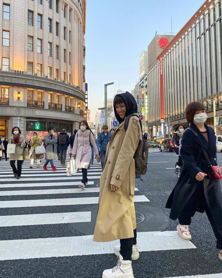 Úrsula Corberó paseando por Japón.