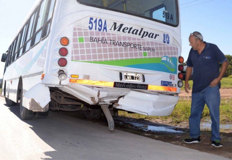 Un auto chocó de lleno contra un colectivo