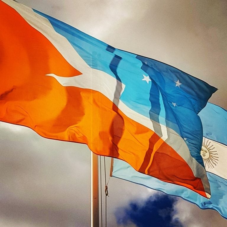 La bandera provincial falmeando a la para del Pablellón Nacional fijando Patria y Soberanía en estas latitudes.