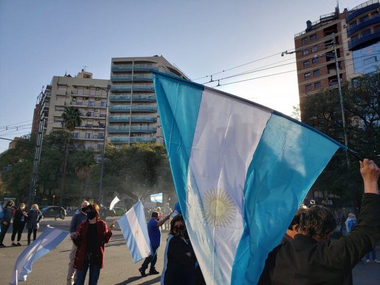 Banderas argentinas, cacerolas y reclamos diversos. Una constante en estas movilizaciones.