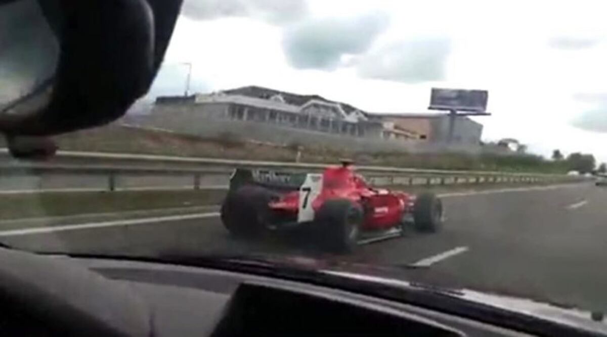 Manejó una Ferrari de Fórmula 1 en una autopista y ahora lo busca la policía