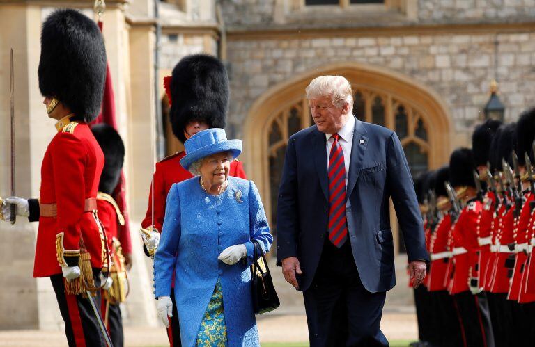 Trump y Melania se reúnen con la reina Isabel II en Windsor