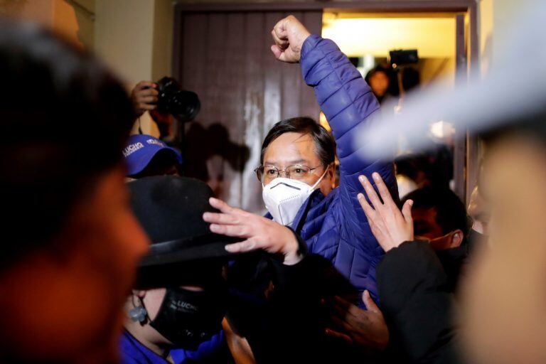 Luis Arce, del Movimiento Al Socialismo, celebra su triunfo en las elecciones presidenciales de Bolivia (REUTERS/Ueslei Marcelino)