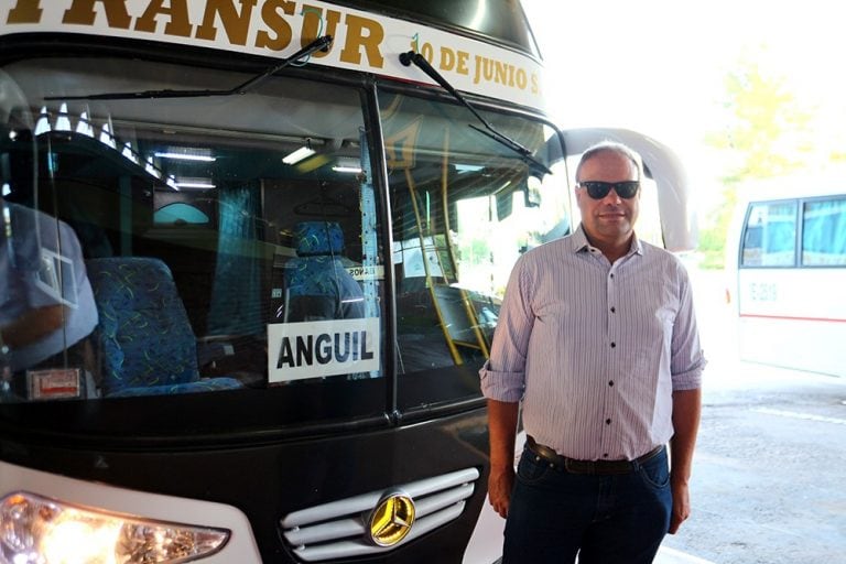 Gustavo Minetto, frente a una de las unidades de Transur (Gobierno de La Pampa)