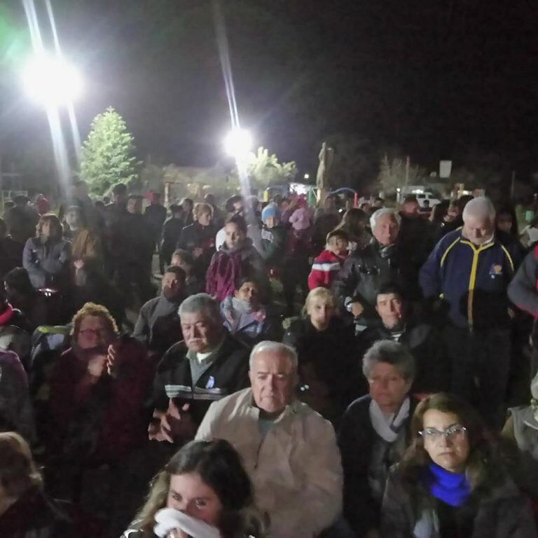 Cientos de vecinos acompañaron a José Luis Becker en el cierre de campaña, en Villa Parque Santa Ana.