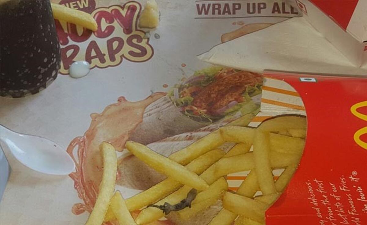 Escándalo en McDonald's por una lagartija muerta entre las papas fritas