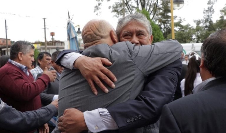 El reencuentro, en un emocionado abrazo de dos excombatientes jujeños.