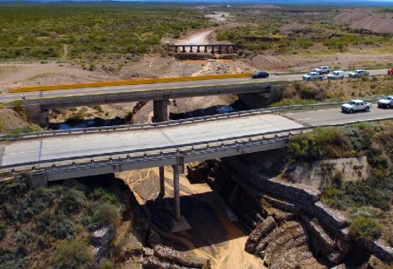 Puente: así estaba la estructura por la creciente del arroyo.