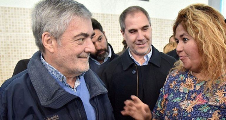 Leticia Huichaqueo junto a Mario Das Neves. Imputada por fraude.