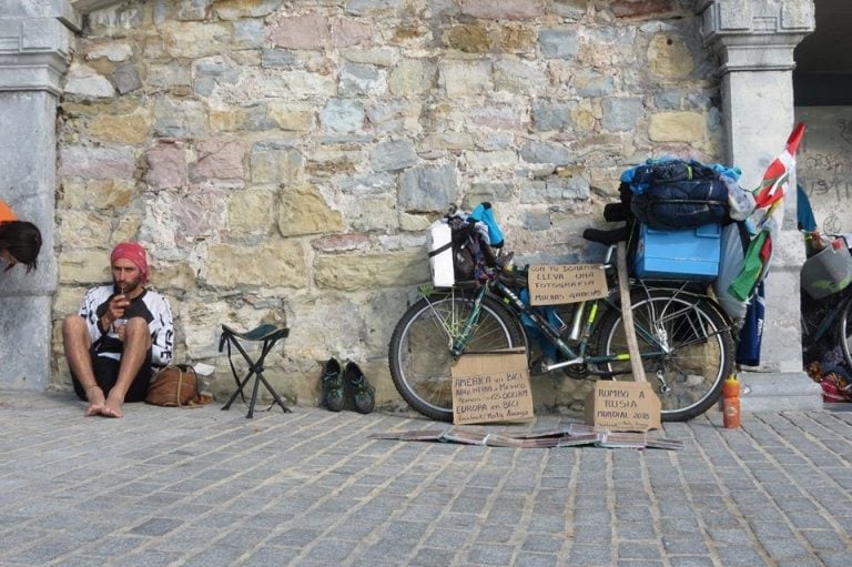 Matyas vende sus fotos y recuerdos que colecciona de su gran viaje para comer y alquilar un lugar donde dormir.