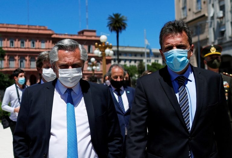 Alberto Fernández en la previa del acto en homenaje a Néstor Kirchner con Sergio Massa (Foto: REUTERS/Agustin Marcarian)