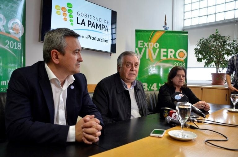 El ministro de la Producción, Ricardo Moralejo, acompañado por el intendente de Toay, Ariel Rojas, y la directora de Recursos Naturales, Fernanda González (Gobierno de La Pampa)