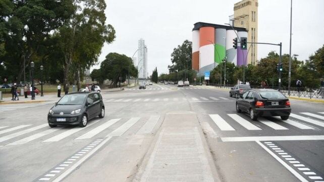 Buscan prohibir el estacionamiento en una zona de avenida de la Costa (Municipalidad de Rosario)