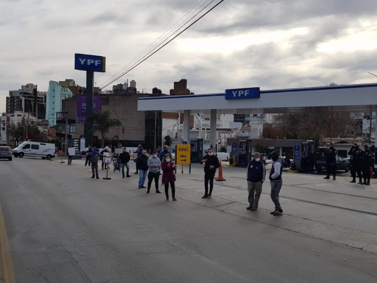 Alrededor de unos veinte trabajadores se manifestaron esta mañana en Av. Cárcano.