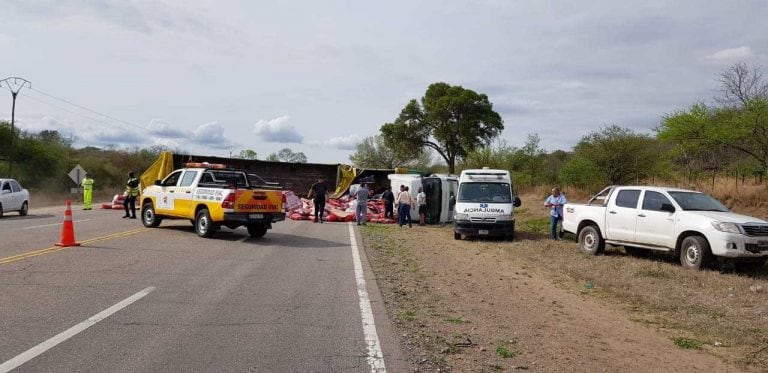 Un camionero manejaba borracho, volcó y casi provoca una tragedia. (Policía de Salta)