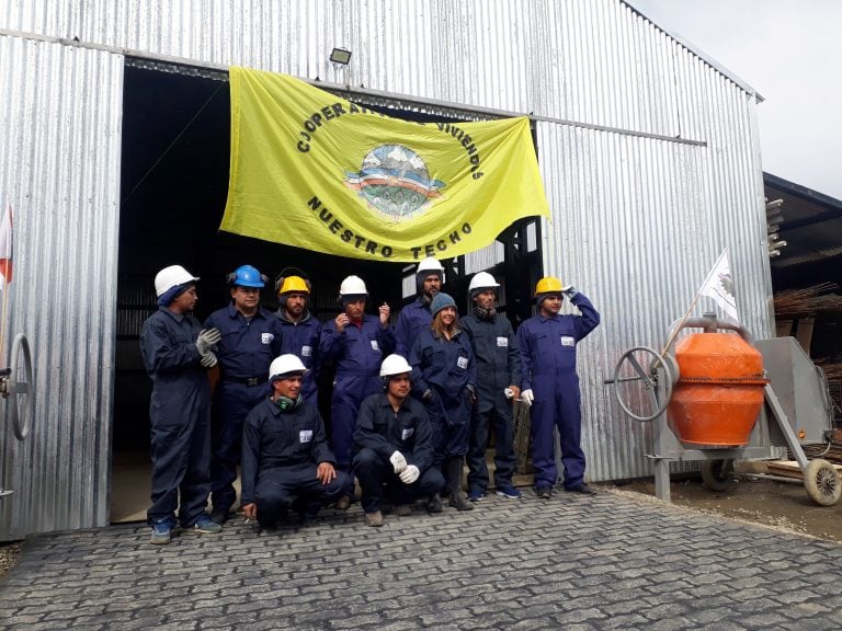 La mayoría de la planta productora posó para la foto