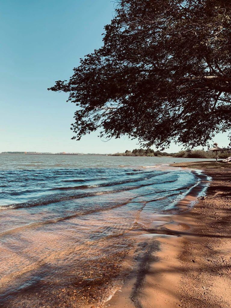 Yo soy de ahí, de ese paisaje
cuando el río se expande tan ancho, tan ancho.