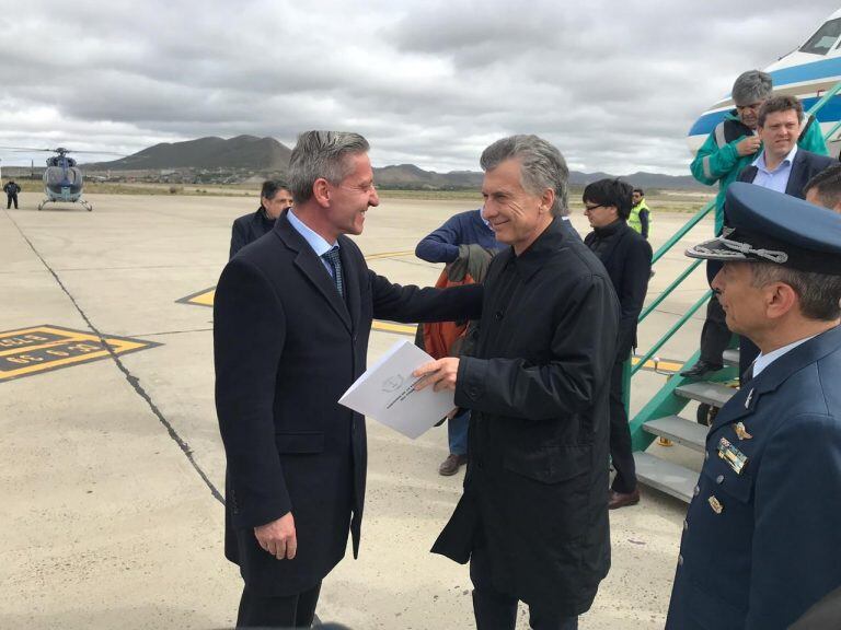 El avión presidencial arribó pasadas las 18 hs, y fue recibido por el Gobernador Mariano Arcioni.