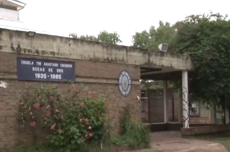 La escuela debió suspender las clases y se realizan tareas para retirar el agua y el árbol caído.