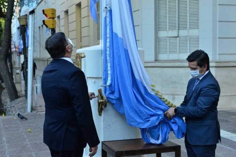 Abed y Lombardi izaron la bandera.