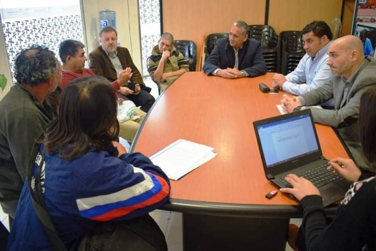 En la reunión Penayo sentó a los pescadores y a representantes de la EBY en la misma mesa