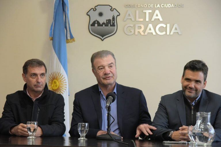 Intendente Facundo Torres; Ministro de Salud de Córdoba, Francisco Fortuna y el Secretario de Salud y Desarrollo Social de Alta Gracia, Fernando Mina.