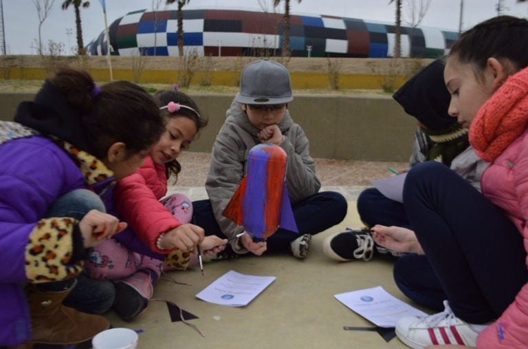 Chicos del Club de Astronomía diseñando los cohetes. Fotos: Hector Portela