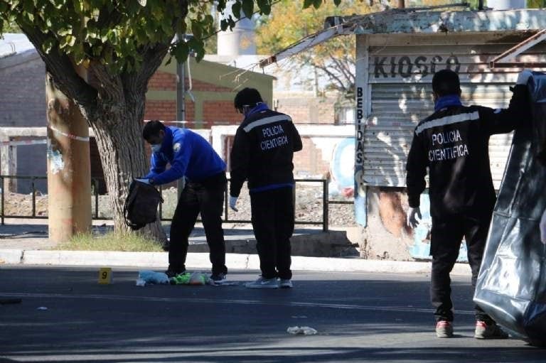 Los pesquisas trabajando en la zona del siniestro.