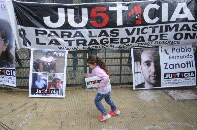 El reclamos de los familiares y amigos de las víctimas de la tragedia de Once. (FOTO:DYN/LUCIANO THIEBERGER).