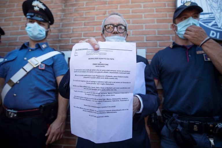 Giorgio Assumma al leer la carta. (Foto:EFE/EPA/MASSIMO PERCOSSI)