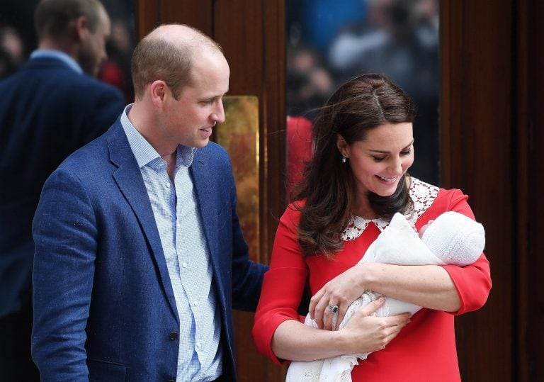 A horas de dar a luz, Kate Middleton y el príncipe Guillermo mostraron a su hijo.