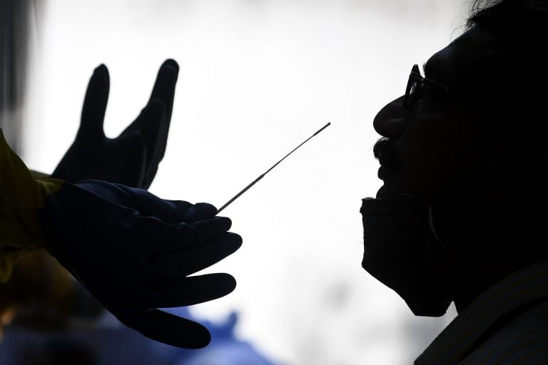 Test por coronavirus (Photo by SAJJAD  HUSSAIN / AFP)