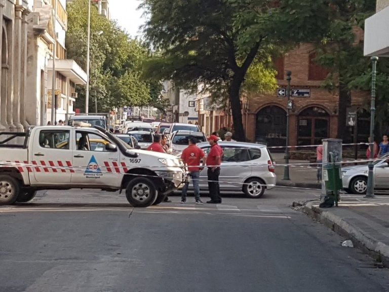 La pérdida de gas ocurre en Obispo Salguero al 100 en pleno centro de la ciudad.